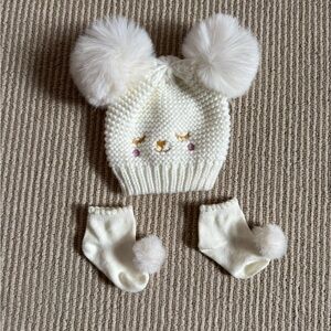 Baby Matching Socks and Hat - white brand new never worn 3-12 months